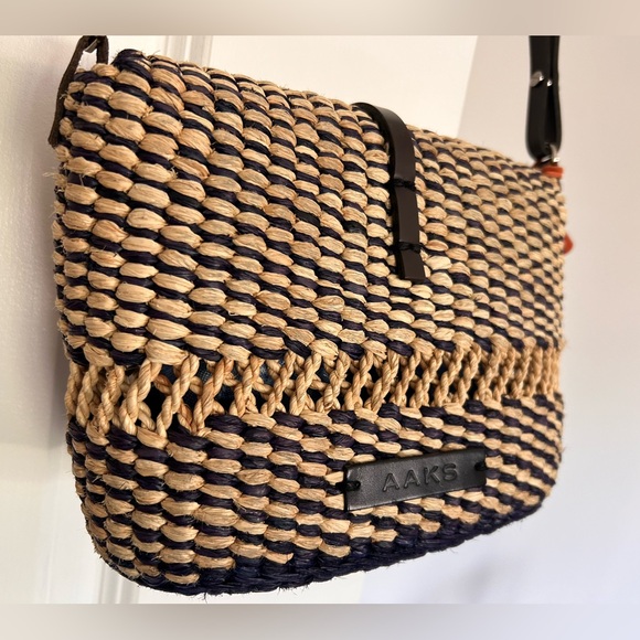 AAKS Sinsi Natural Crossbody - Picture 5 of 10
